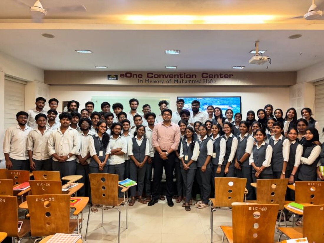 iSkew's CEO with a full batch of students after a campus training programme